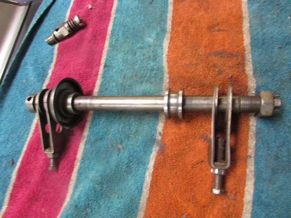 Yamaha RT1 360 1970 conjunto completo de eje trasero y ajustadores Foto 4 de 4