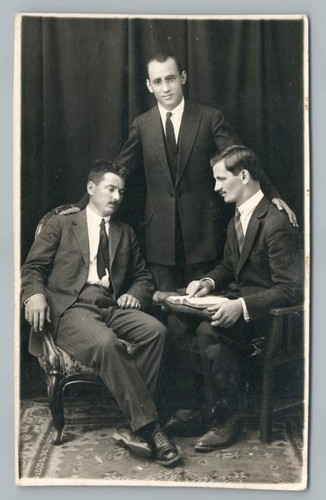 Romanian Men in Craiova Photo Studio RPPC Antique Romania Book Interesting ~30s - 第 1/2 張圖片