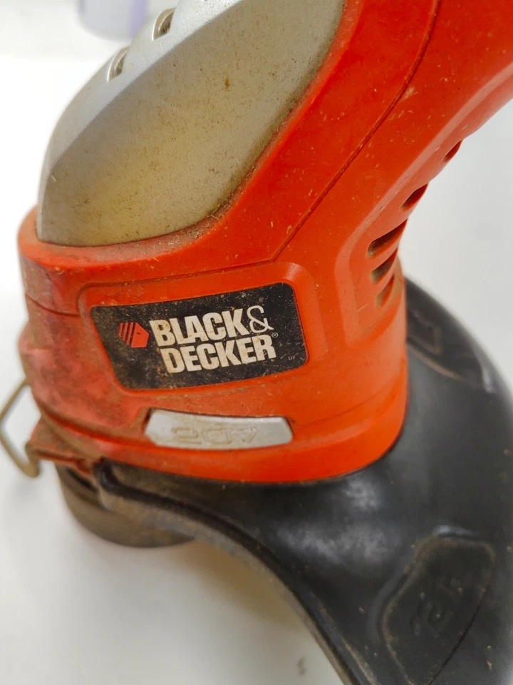 Black and Decker LST220 20-volt 12-in Straight Shaft String Trimmer Works!  - Image 4 of 4