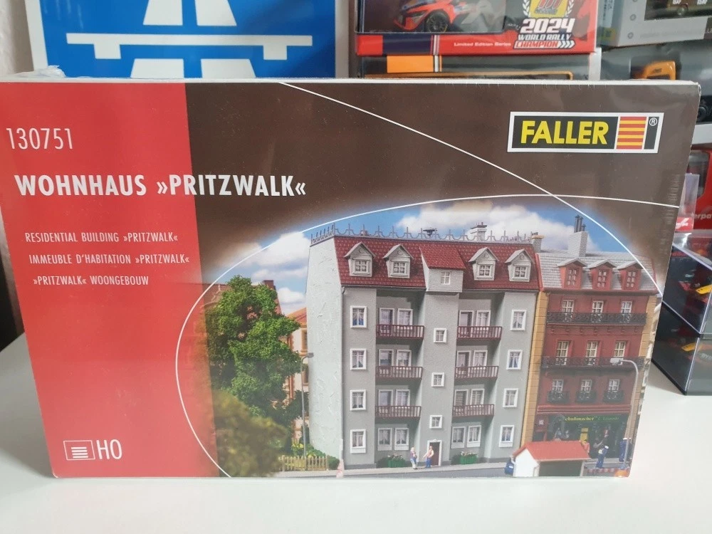 Faller H0 130751 Bausatz , Dekoration Wohnhaus Pritzwalk