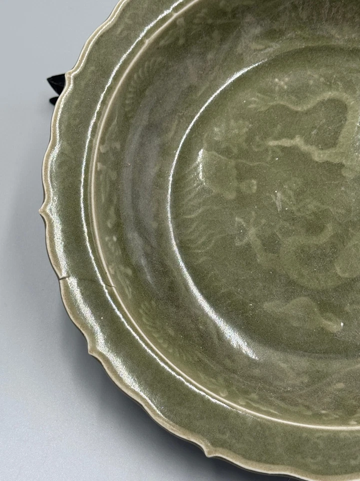 Placa de porcelana chinesa antiga esculpida em dragão Celadon Ming Longquan 8,5"" - Imagem 3 de 4