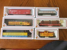 Bachmann HO Train set Lot Locomotive and 5 cars. With Track, Bridge and signs.