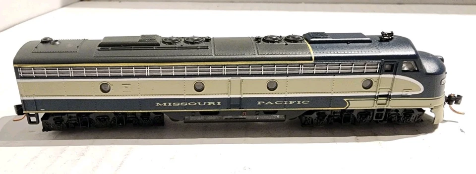 Life-Like N Scale E8 Diesel Locomotive Missouri Pacific #7020 - Image 3 of 4