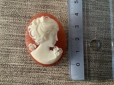 Vintage Kamee Gemme Brosche Frauenkopf Wei&szlig; auf Achatfarbenem Oval 50/60er Jahre