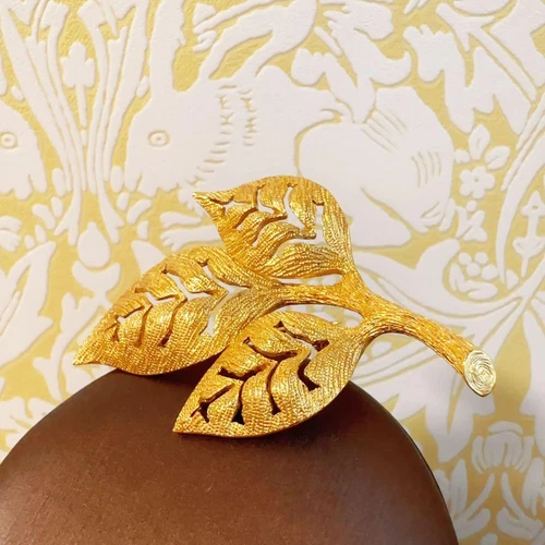 Broche Christian Dior vintage feuille ton or 2,6 pouces x 1,6 pouces bijoux en métal
