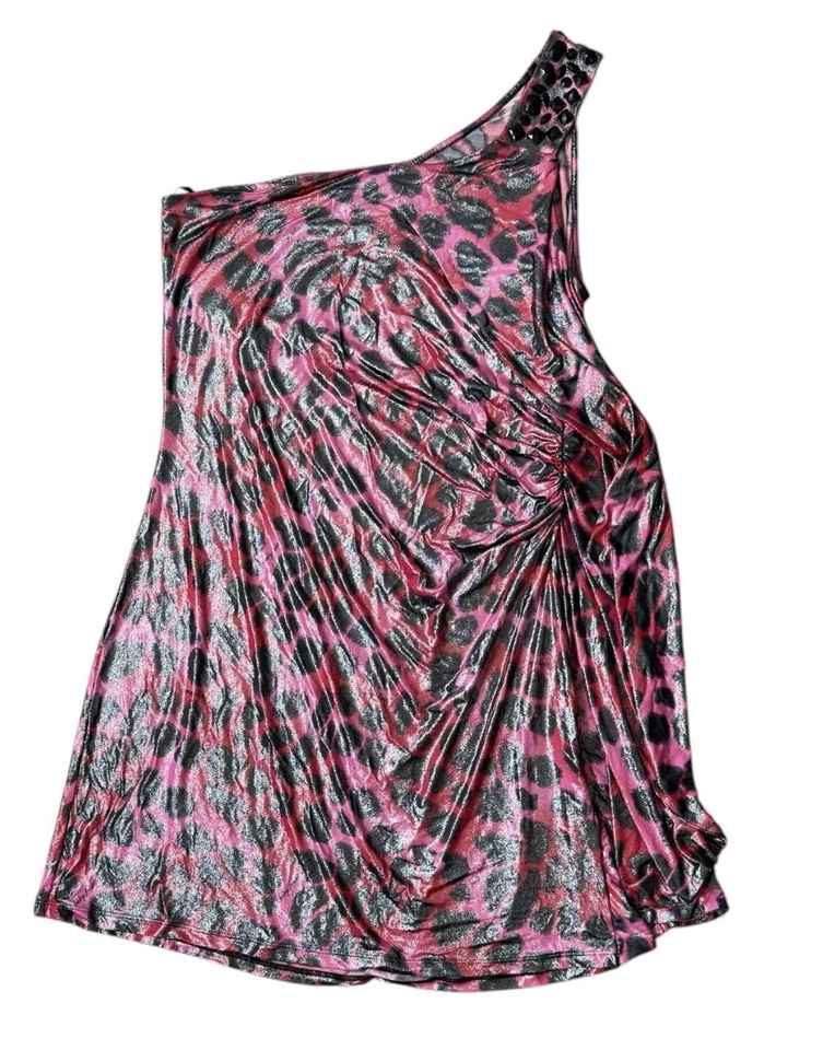 Blusa Baby Phat de un hombro con estampado de leopardo rosa y negra con piedras en el hombro 1X Foto 2 de 4