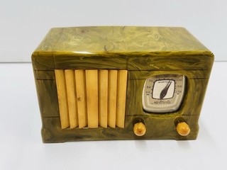 VTG MOTOROLA 52 VERTICAL GRILL CATALIN DECO TUBE RADIO IN GREEN SWIRL & YELLOW