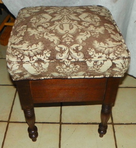 Solid Walnut Shoe Shine Box / Bench / Footstool (FS54) (VB-14) - Picture 5 of 6