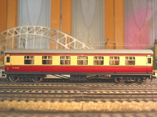 HORNBY-DUBLO 4005 +4006 + 4048 SCALA 00 BRITANNICO - SET DI 9 AUTO CREMISI E CREMA - Foto 6 di 20