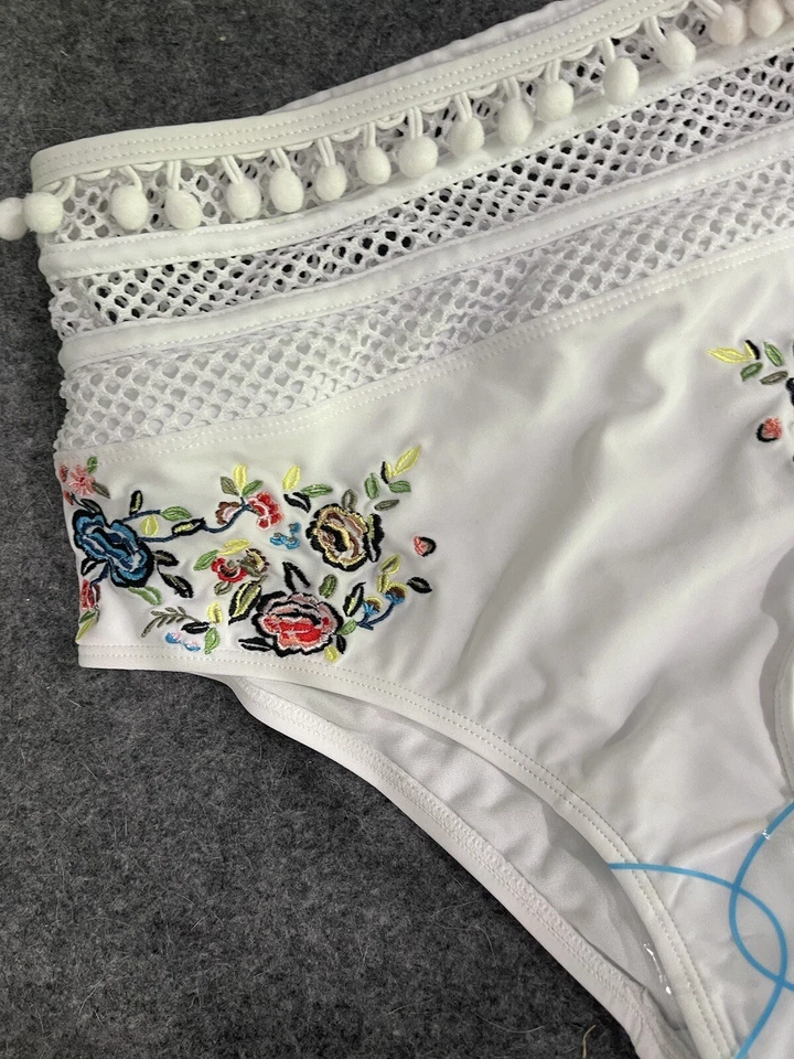 Parte inferior de bikini bordada con pompón premium talla 4 de ASOS DESIGN de EE. UU. Foto 2 de 4