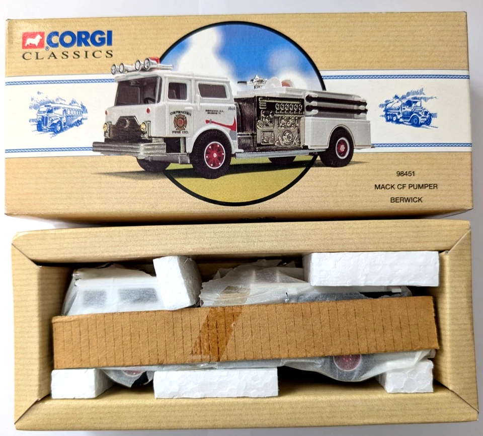 2 x CORGI CLASSICS - CHICAGO 98484 & BERWICK 98451 - MACK CF FIRE PUMPER Diecast - Image 2 of 4