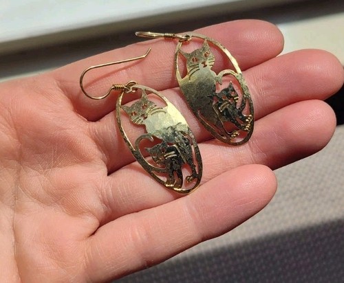 Vintage Signed Wild Bryde Gold Tone Cat Dangle Drop Earrings Hammered Metal - Picture 14 of 14