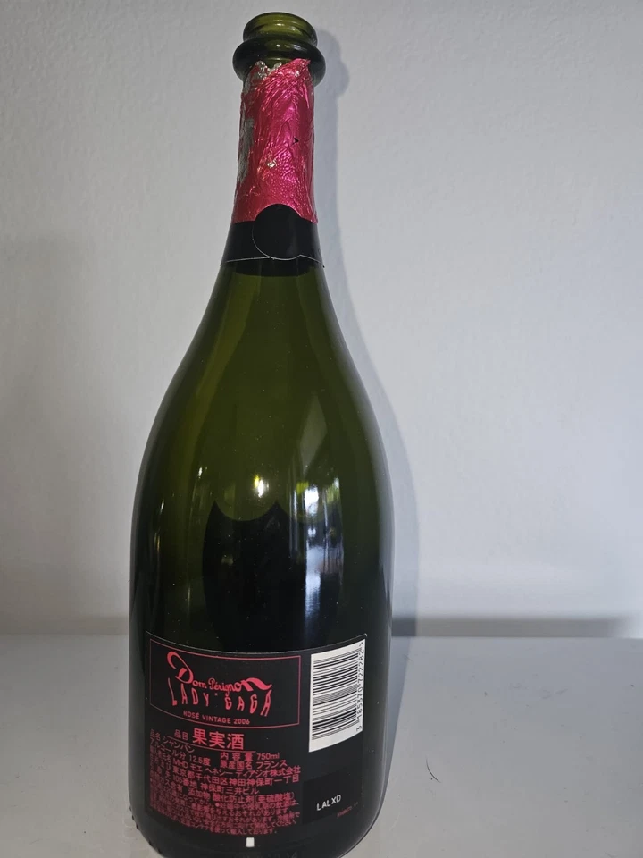 Botella de champán vacía Dom Perignon Rose Lady Gaga 2006 Foto 3 de 4