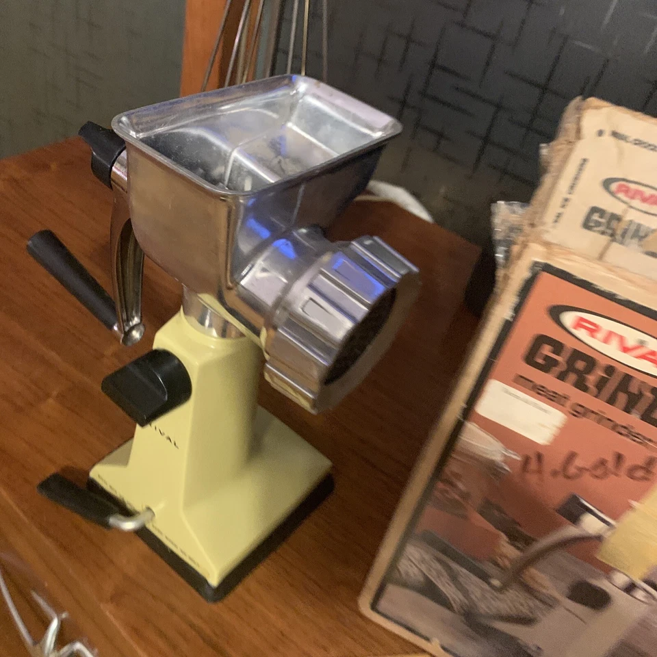 Rival 303 Grind-O-Mat Molinillo/Picadora de Alimentos Cosecha Oro Completo con Caja de Succión Foto 4 de 4