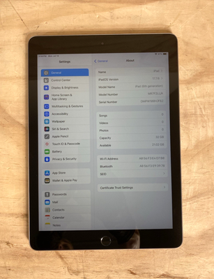 Apple iPad (6th Generation) A1893 32 GB, Wi-Fi, 9.7 in - Space