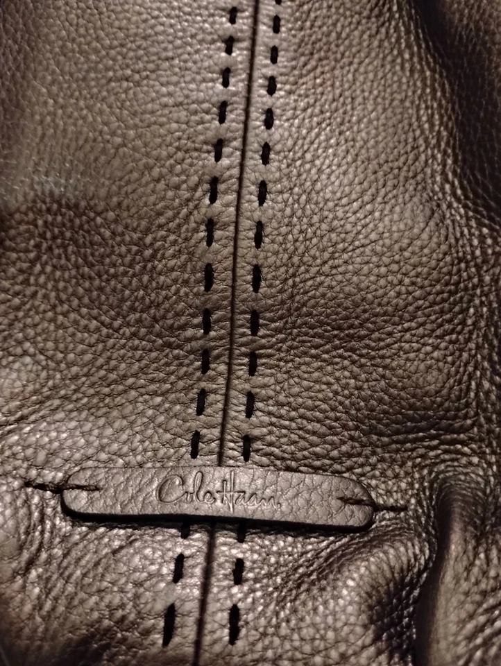 Bolso de hombro Cole Haan de cuero peltre metálico plateado detalle de hebilla Foto 3 de 4