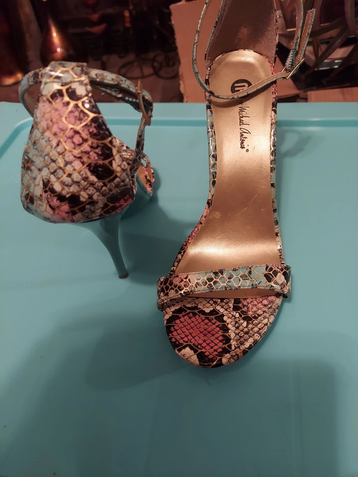 Sandalias de tacón de aguja Michael Antonio multicolor con estampado de serpiente 9M Foto 4 de 4
