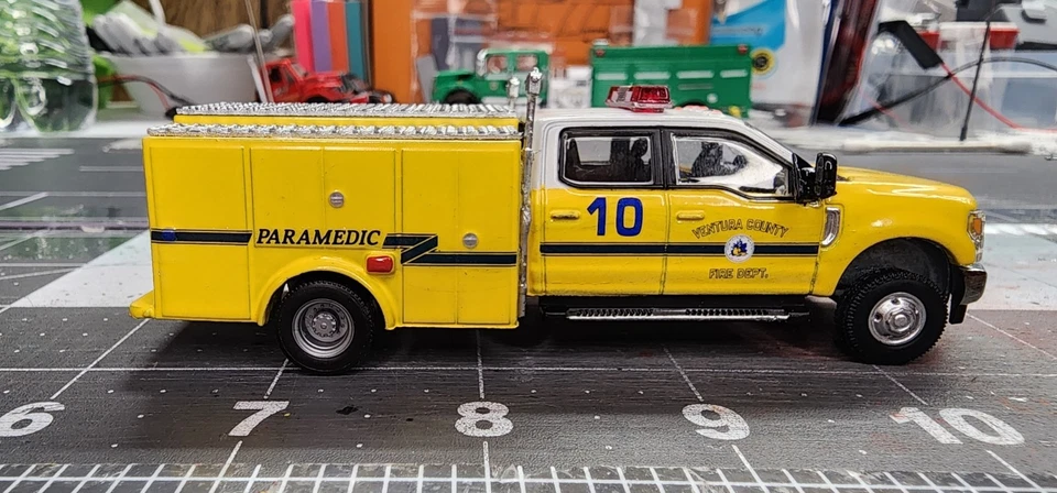 1/64 Kitbash Ventura County Fire Ford F350 Paramedic - Image 4 of 4