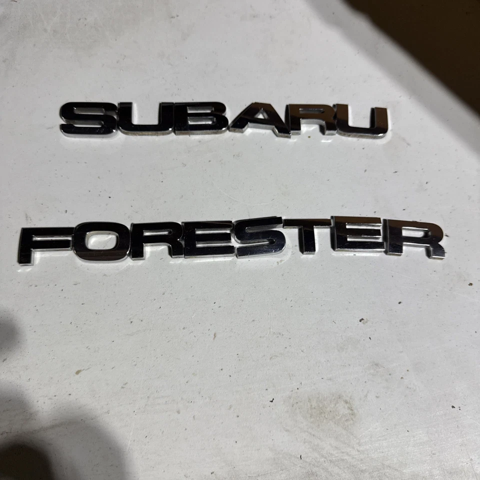 98 99 00 01 02 SUBARU FORESTER EMBLEMA TRASERO LOGOTIPO INSIGNIA SÍMBOLO SIGNO USADO A21754 Foto 2 de 3