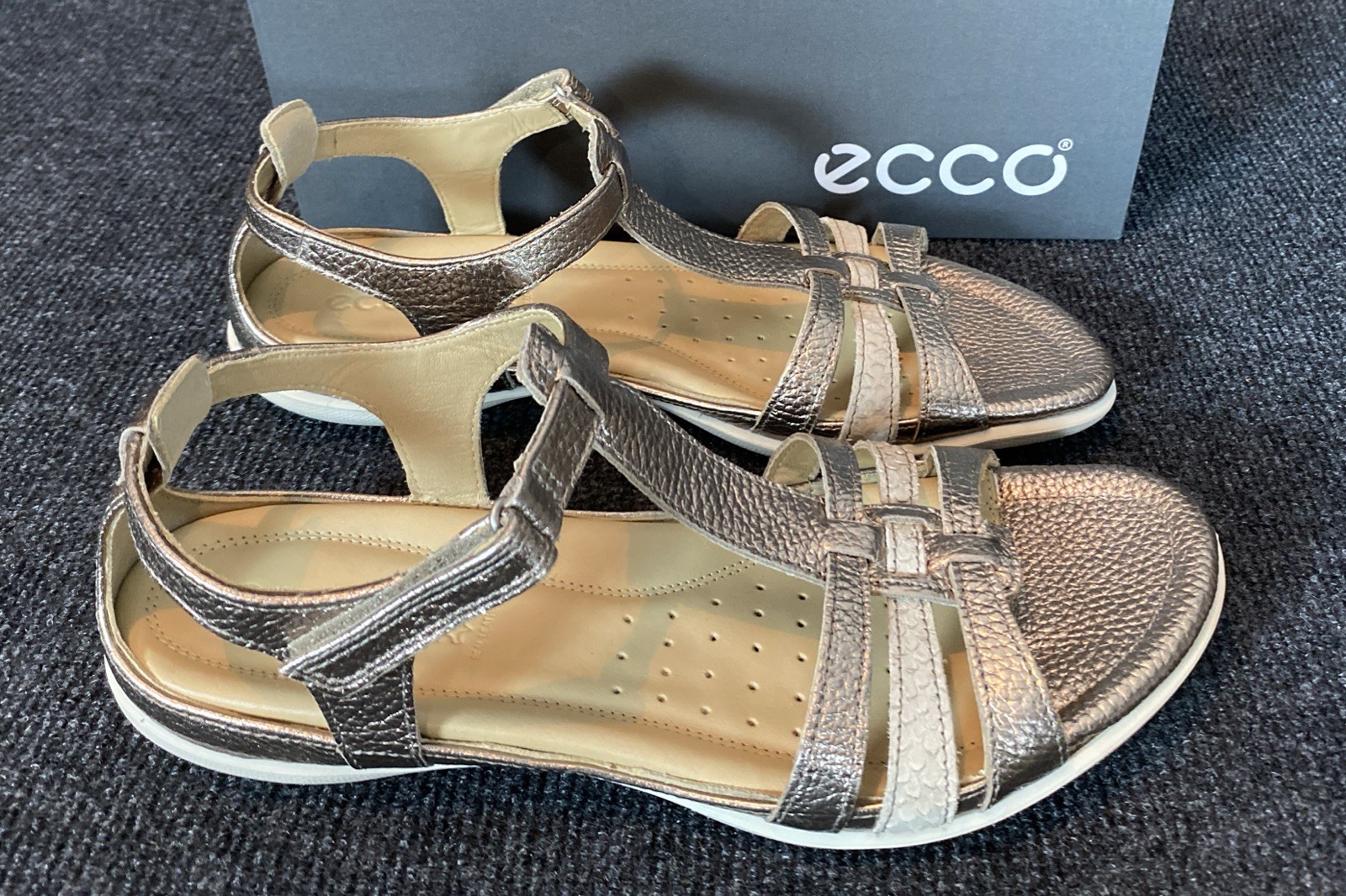 Sandalia ECCO para mujer Flash T-Strap gris metálico/roca lunar - 240873 talla 11-11,5