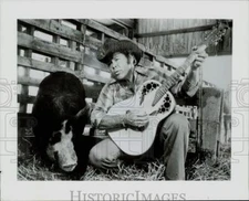 Press Photo Singer Roy Clark with Pig - sap78186