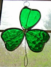 VINTAGE STAINED GLASS GREEN SHAMROCK CLOVER SUNCATCHER 5 1/4 X 3 1/4"