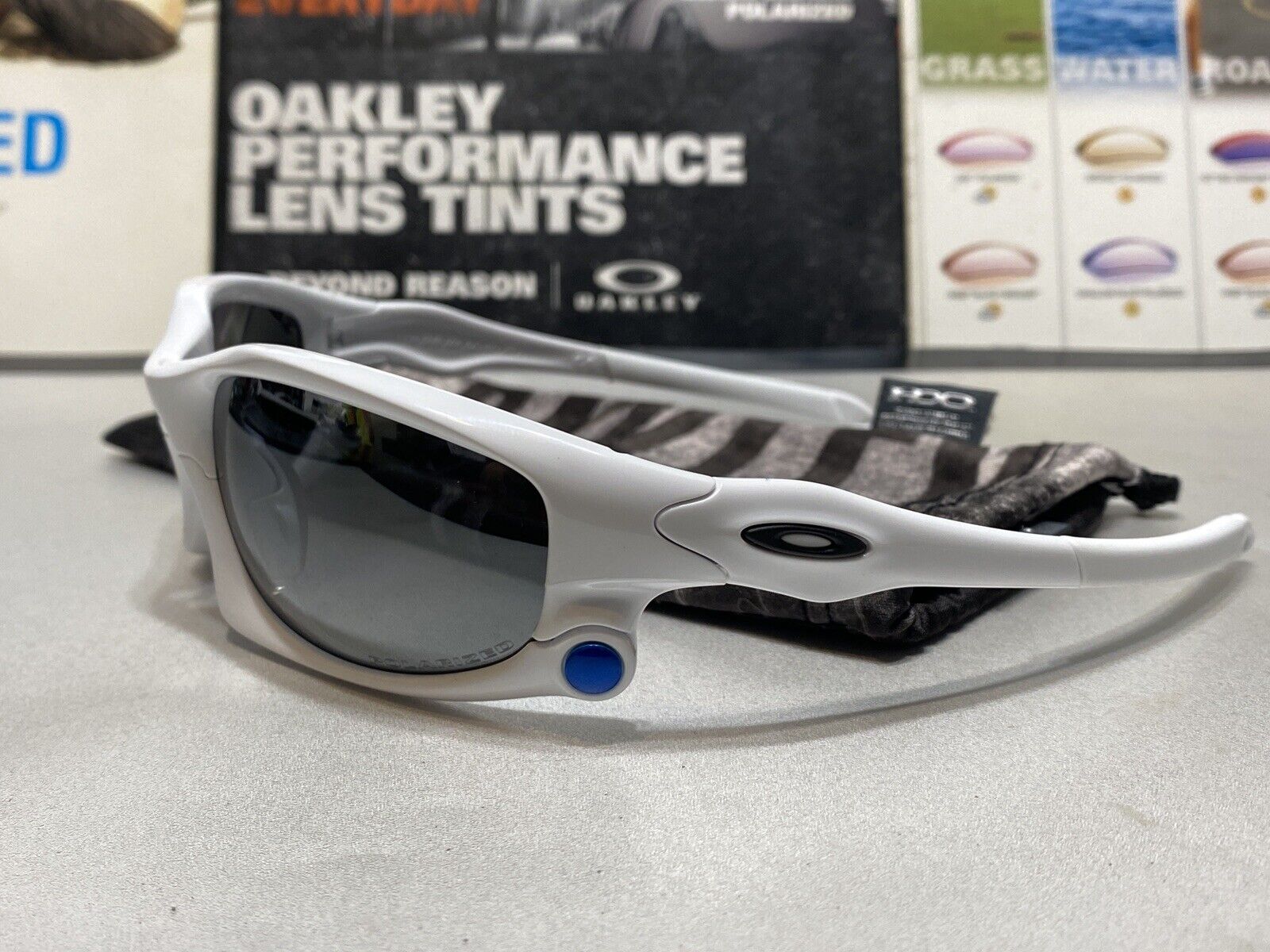 Oakley Split Jacket Polished White w/ Black Iridium Polarized lens + Black  Icons