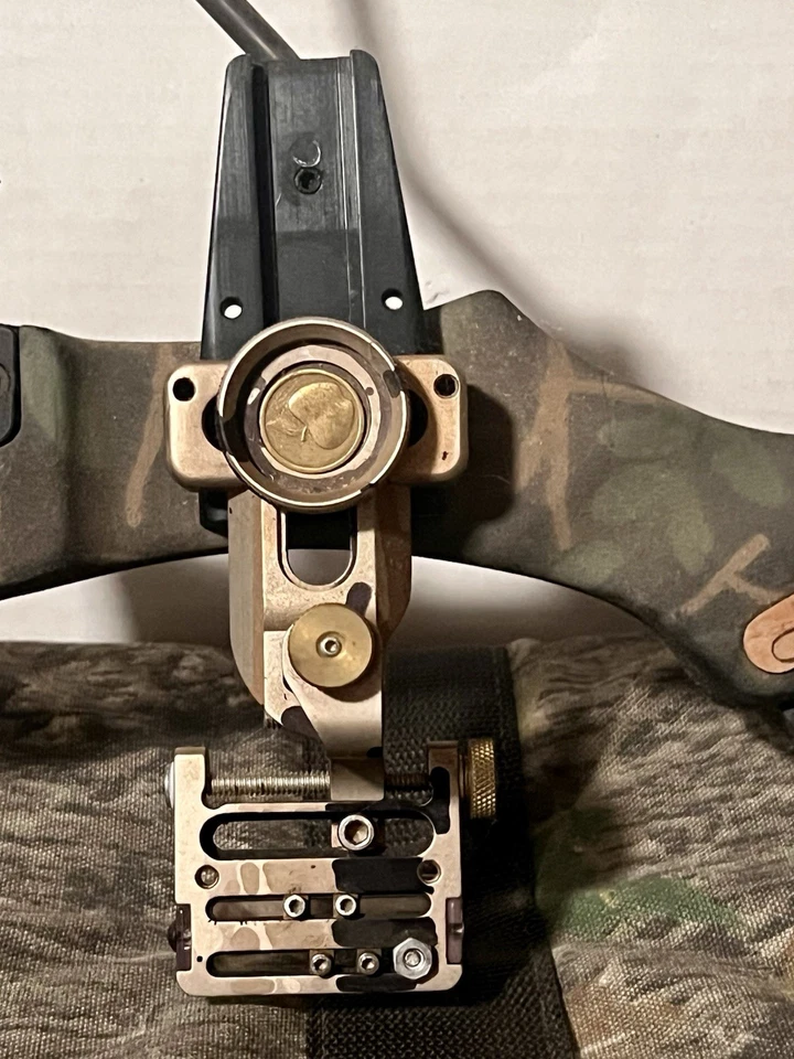 Martin Firecat Compound Bow M-44 Right-Handed w/site, case, Arrows - Image 4 of 4