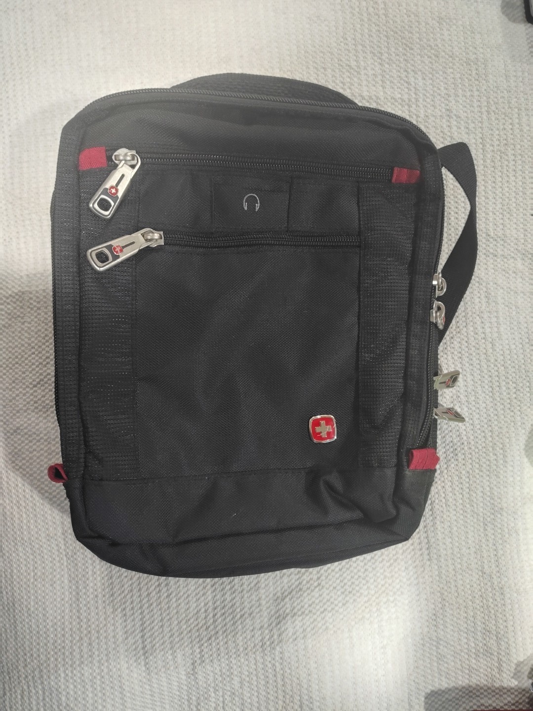 SWISSGEAR VERTICAL BOARDING BAG ADJUSTABLE STRAP BLACK Travel