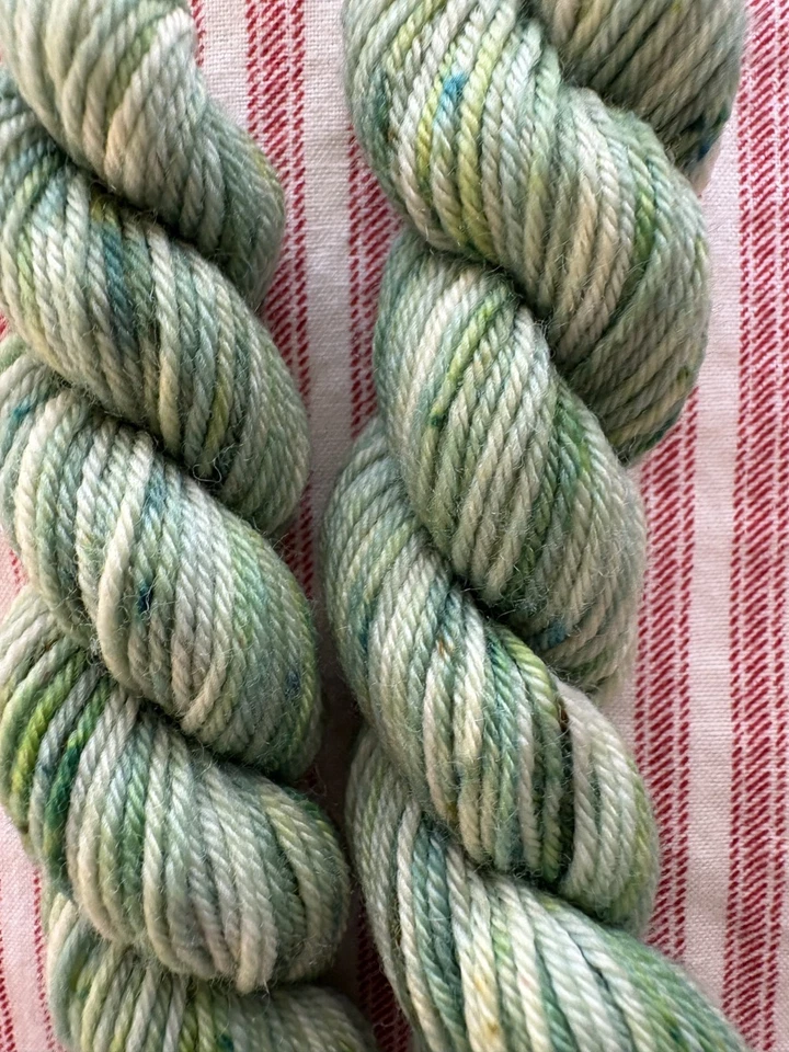 NUEVO - Debe esconder hilo simplemente moteado mini en la Comarca Foto 3 de 4