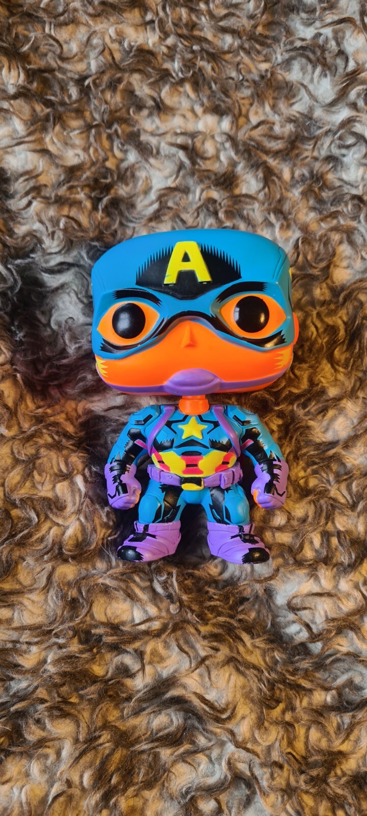 Funko Pop Marvel Blacklight Capitán América 648