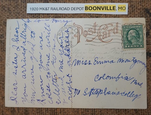 VERÖFFENTLICHT: 1920 MK&T RAILROAD DEPOT BOONVILLE, Missouri Postkarte LITHO Dampfzug - Bild 2 von 2