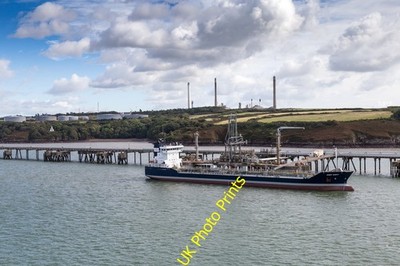 Photo 12x8 The tanker Wisby Verity alongside the oil refinery jetties Milf c2016