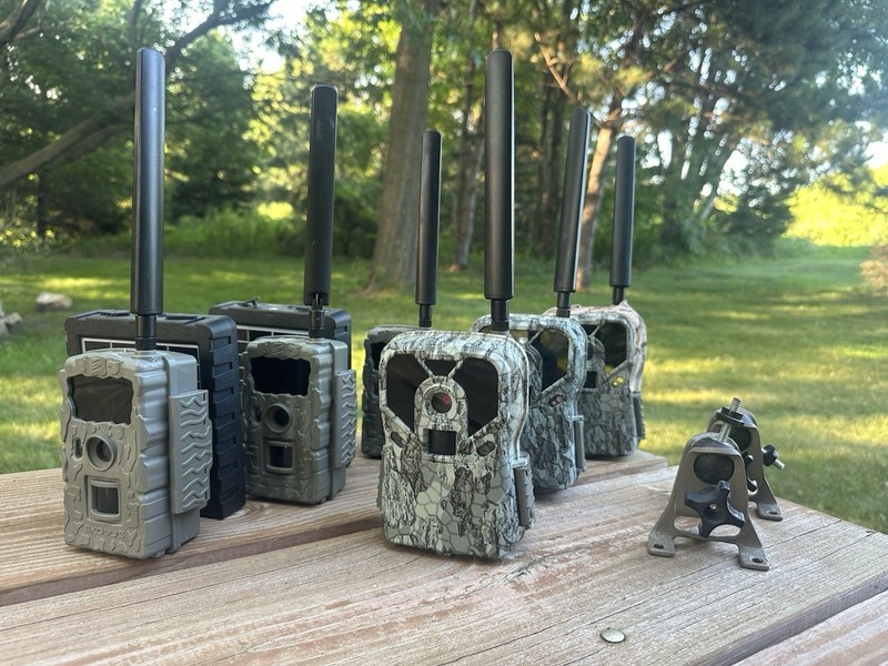 3 Exodus Rival and 3 Exodus Render used trail cameras, 2 solor panels
