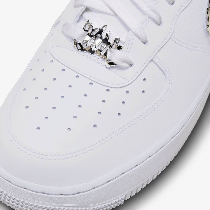 ハナ　Nike Air Force 1 ホワイト モルテンメタル The Nike Air Force 1 Low Shines in 'Molten Metal' – CrepProtect