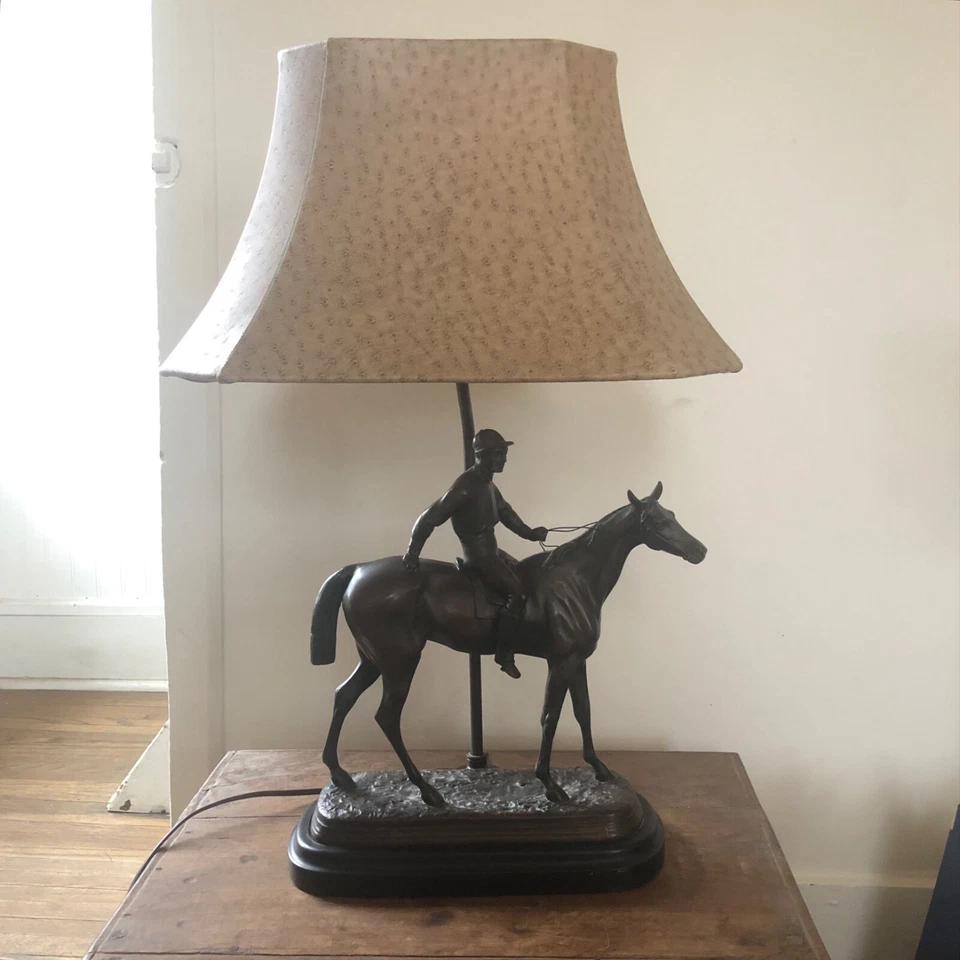 Lámpara de mesa escultura caballo ecuestre y jinete paddock iluminación post hora Foto 2 de 4