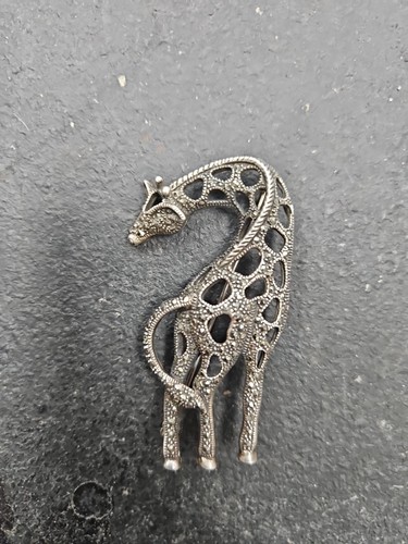 Giraffe brooch pin