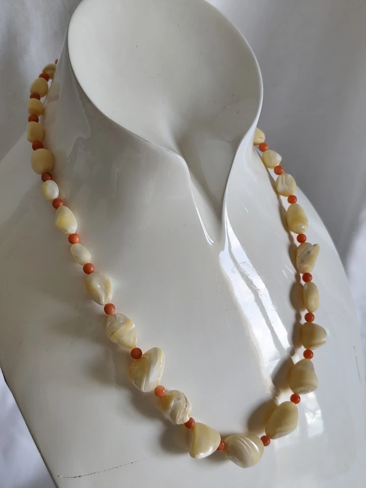 collana madreperla e corallo rosa - Immagine 2 di 4