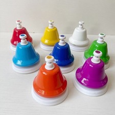 Buntes 8-Noten Handglockenset Regenbogenfarben Handglocke Musik Tischglocken-Set