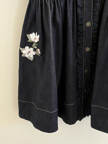 Abito denim blu KATE SPADE taglia 14 svasato con volant e fiori ricamati - Foto 6 di 17