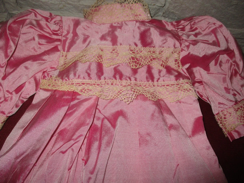 MAGNIFIQUE ROBE ROSE TISSU SATINE AVEC DENTELLE ANCIENNE POUR POUPEE ANCIENNE - Photo 2/4