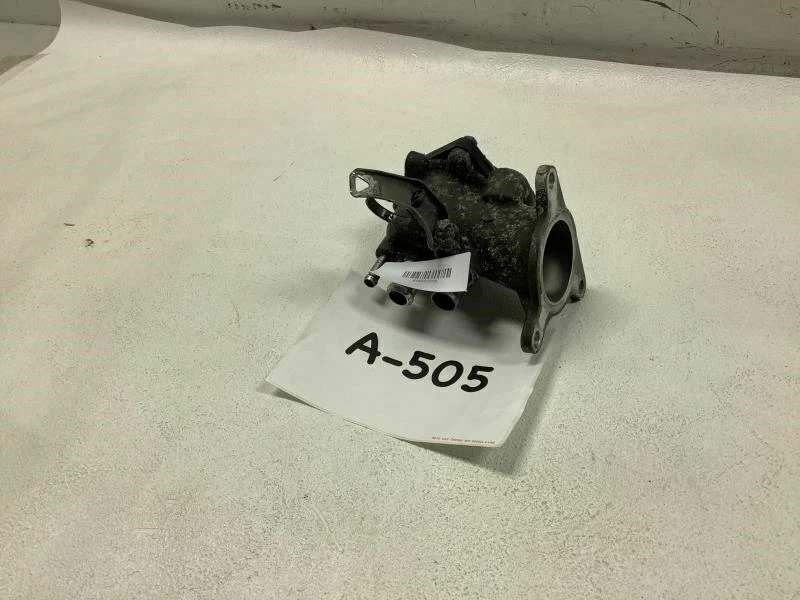 Carcasa termostato salida agua Lexus LS460 2007 OEM+ Foto 4 de 4