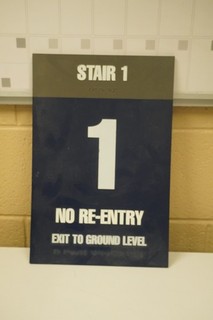 Insegna in plastica "Scala 1 senza rientro" dallo stadio Castoro