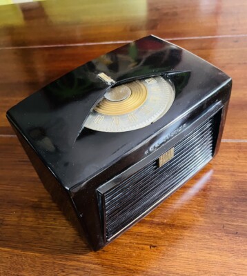 1948 RCA Victor Art Deco Radio - Model 8X521 - Petite Size 1948 RCA Victor Art Deco Radio - Model 8X521 - Petite Size