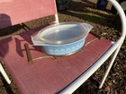 Vintage Pyrex Blue Tulip 1 1/2 Qt O43 Casserole Dish With Lid And Wooden Cradle