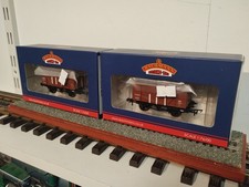 Bachmann (OO) 37-902/903 Pair of Shock Absorbing Van in BR Bauxite.