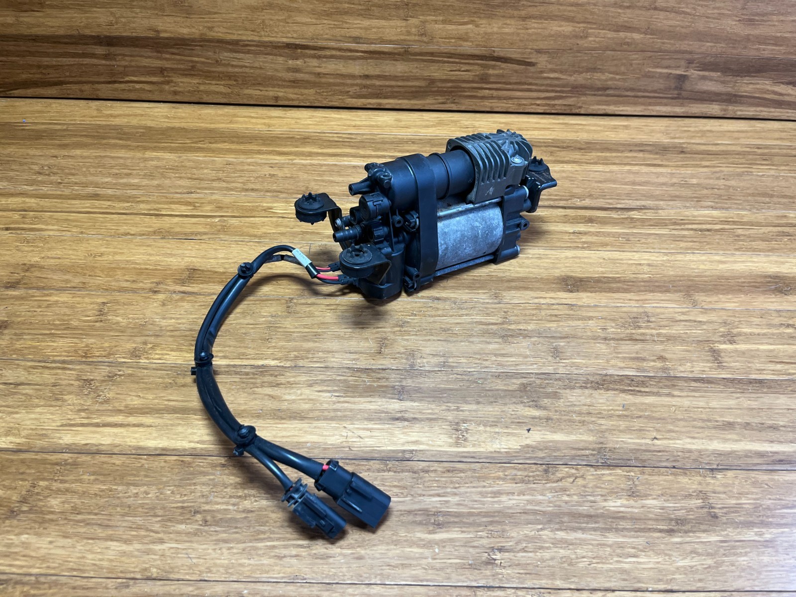 2017-2020 Maserati Levante M161 Airmatic Air Suspension Compressor Pump OEM