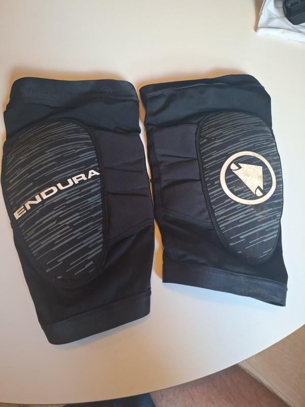 Endura Singletrack Lite Knee Pad II MTB Cycling Mountain Bike Guards M-L NEW
