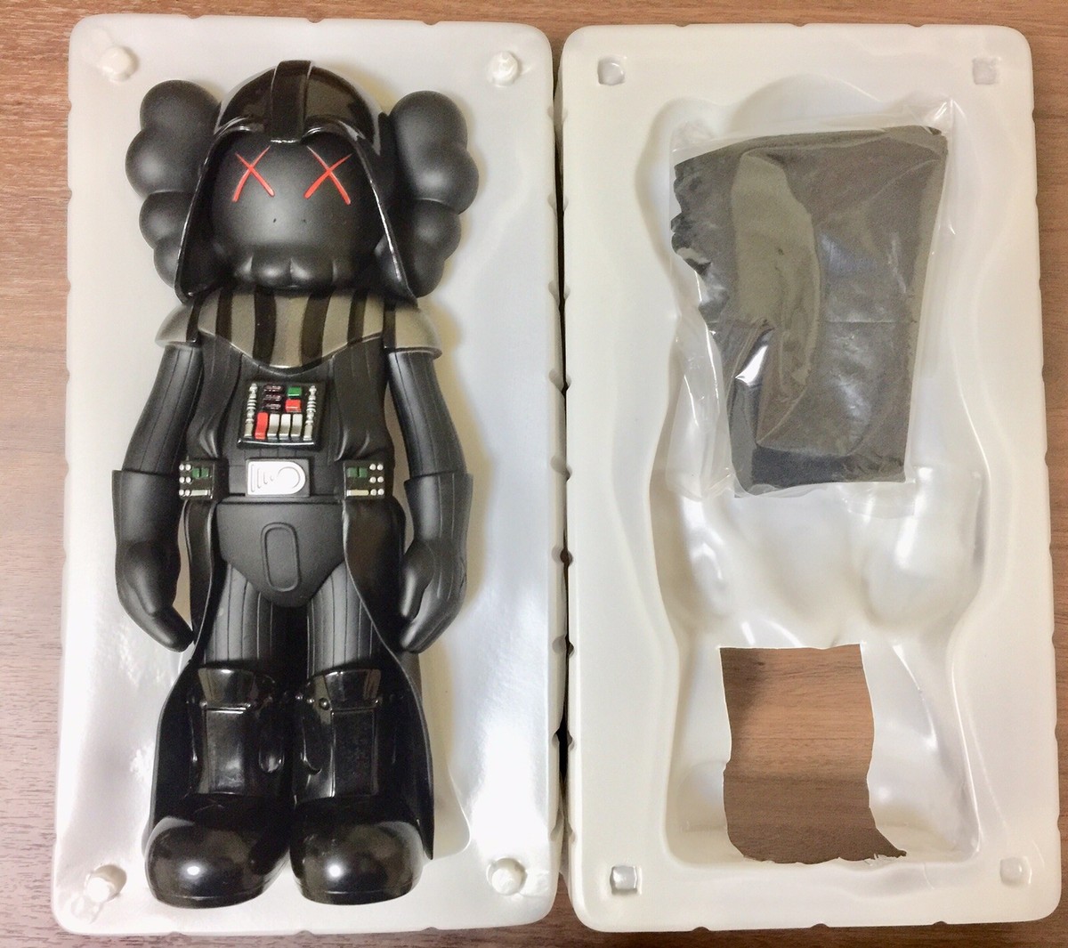 medicom bearbrick x kaws Darth Vader starwars figure 2007 medicom bearbrick x kaws Darth Vader starwars figure 2007
