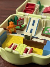 Tomy 1997 Pokemon Polly Pocket Pok mon Center Charmander